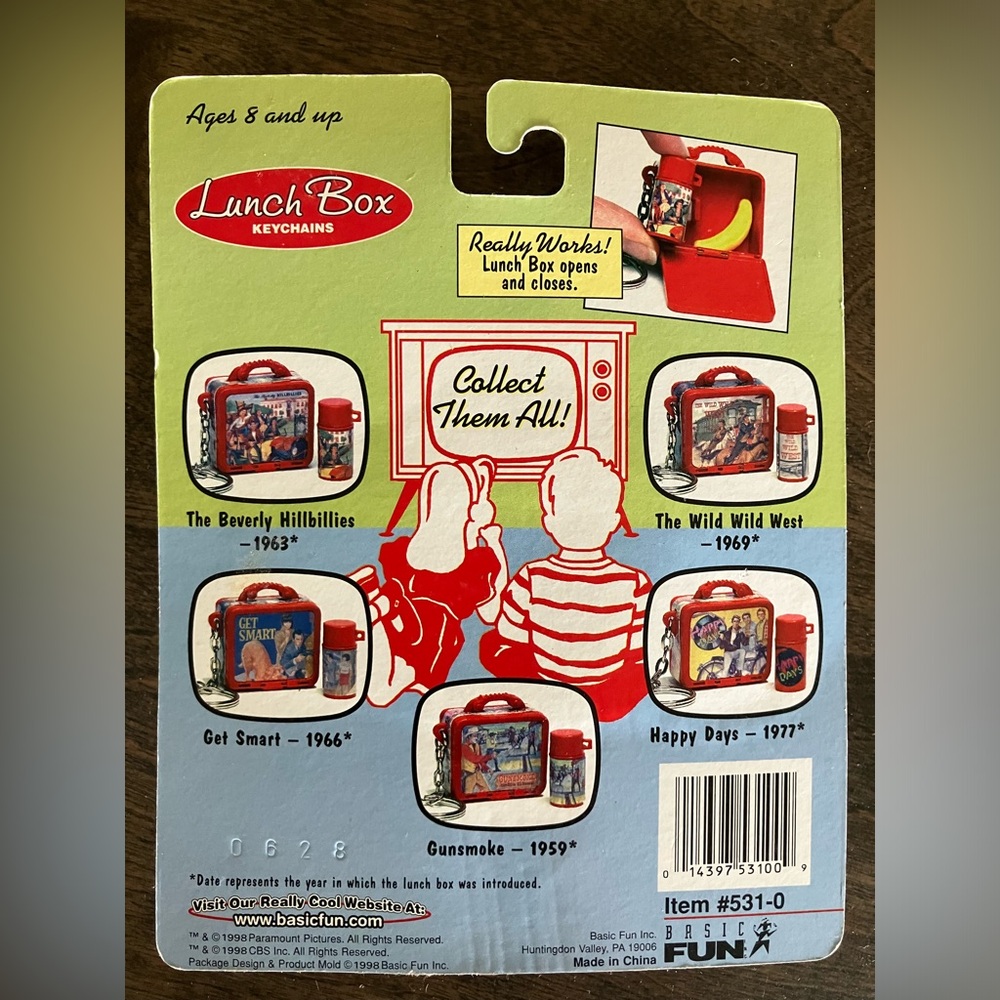 Gunsmoke Mini Lunch Box Key Chain By Basic Fun Inc - Picture 2 of 2